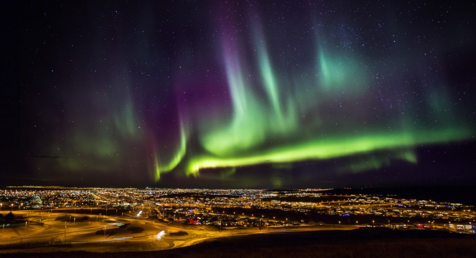 Über Reykjavik leuchtet das Polarlicht nur selten.