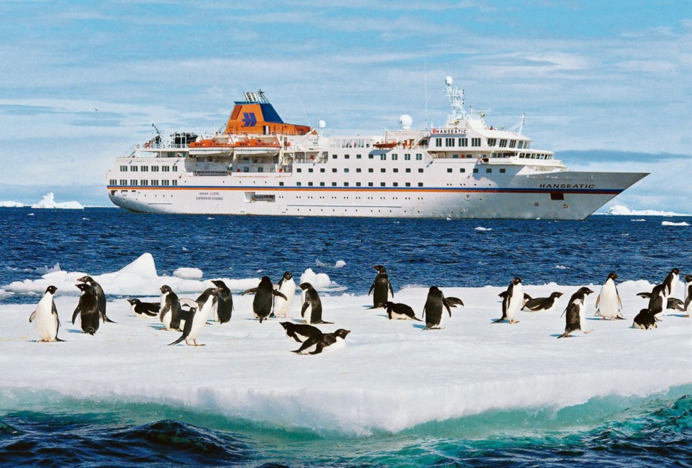 Ein Kreuzfahrtschiff in der Antarktis.