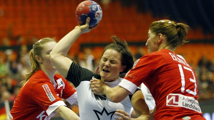 Weltmeisterschaft in Serbien: Anna Loerper stetzt sich gegen Anne Mette Hansen und Marianne Bonde Pedersen aus Dänemark durch
