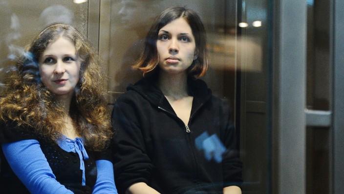 Russland: Maria Aljochina (links) und Nadeschda Tolokonnikowa von der russischen Punkband Pussy Riot