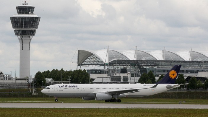 Passagier bedroht Stewardessen: Der Flughafen München. Hierher kehrte am Dienstag eine Maschine zurück, nachdem ein Passagier eine Flugbegleiterin bedroht hatte.