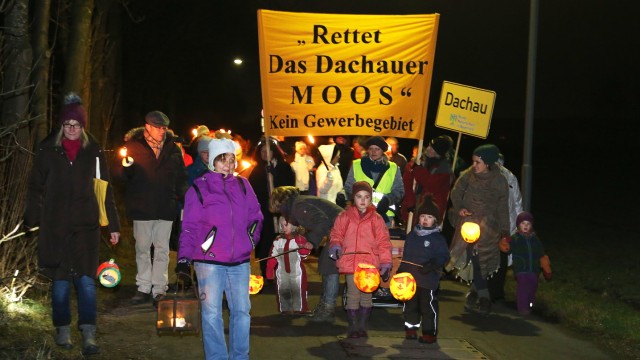 Lichter-Demo: Etwa 80 Personen demonstrierten trotz Kälte gegen die Bedrohung des regionalen Grünzugs.