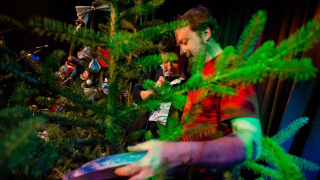 Tannenbaum-Auktion: Einen Baumring aus Polymergips, ähnlich jenen auf dem Ebersberger Waldskulpturenpfad, legt Christian Hess um einen Weihnachtsbaum