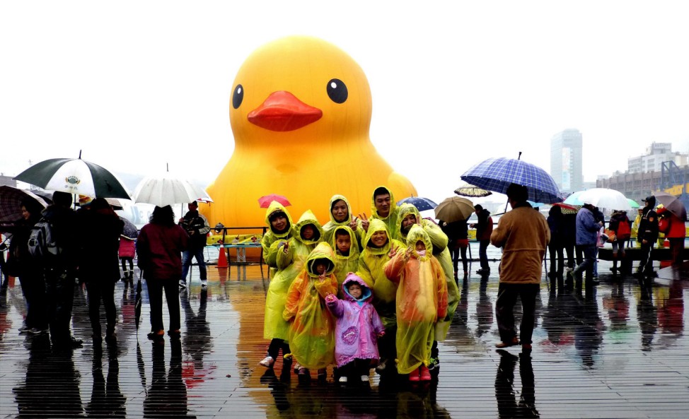 Yell oow Duck visits Taiwan's Keelung Harbour
