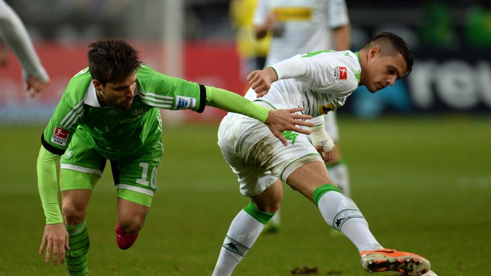 Gladbachs Unentschieden gegen Wolfsburg: Wolfsburgs Diego (links) und Gladbachs Granit Xhaka rangeln um den Ball - am Ende steht es 2:2.