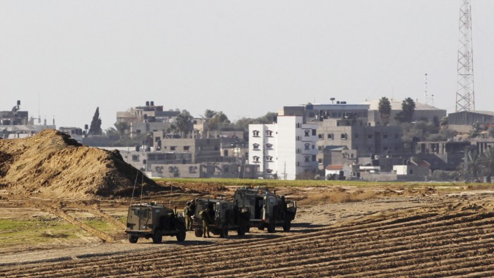 Israelische Militärfahrzeuge in der Nähe des Tatorts an der Grenze zum Gazastreifen.