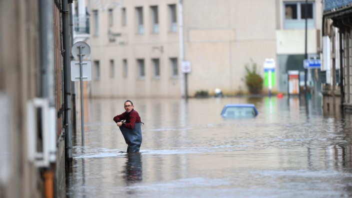Sturmtief: Ein Mann watet durch eine überflutete Straße in Morlaix in der Bretagne. Das Stadtzentrum steht 1,40 Meter unter Wasser.