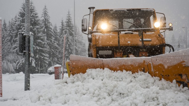 Weihnachtswetter in Europa: In der Schweiz behinderten Schneefälle vielerorts den Verkehr, wie hier bei Airolo.