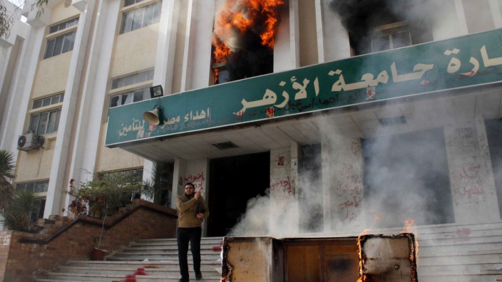 Zusammenstöße in Ägypten: Die Al-Ashar-Universität in Kairo steht in Flammen.