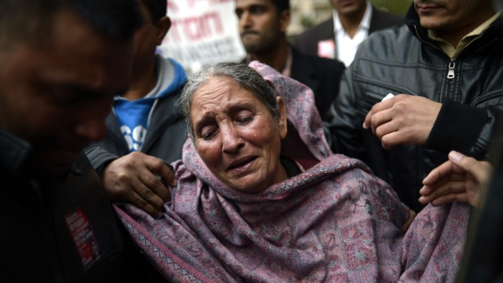 Flüchtlinge in Griechenland: Tränen um den toten Sohn: Die Mutter eines erstochenen 27-jährigen Pakistanis vor dem Gericht, in dem den mutmaßlichen Mördern der Prozess gemacht wird.