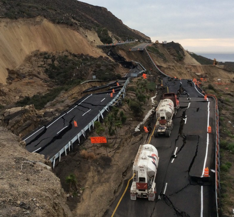 Kilometer 93 of the highway Ensenada-Tijuana collapses