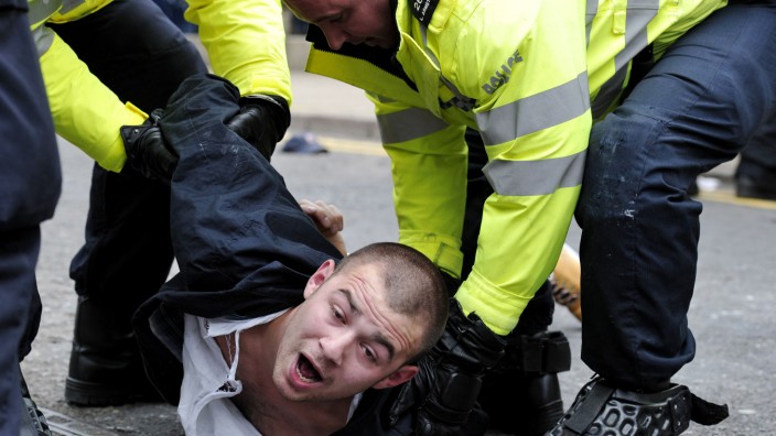 Gewalt in Großbritannien: Ein Anhänger der rechtsextremen English Defence League (EDL) wird in Leicester verhaftet.