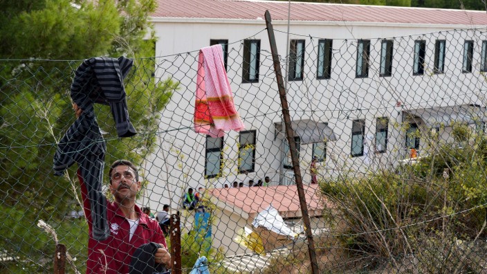 Flüchtlingspolitik nach dem Lampedusa-Bootsunglück: Flüchtlingslager in Lampedusa: Es ist unser Meer.
