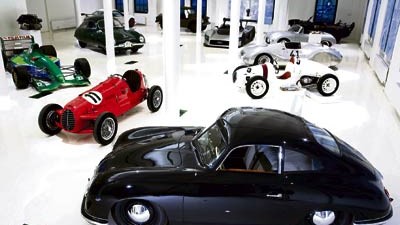 Auto-Museum: Auto-Haus: In der Hamburger Shanghai-Allee 7 stehen so unterschiedliche Exponate wie ein Porsche 356, ein Cisitalia (links dahinter), ein Jordan F1 und ein Mathé-Fetzenflitzer.