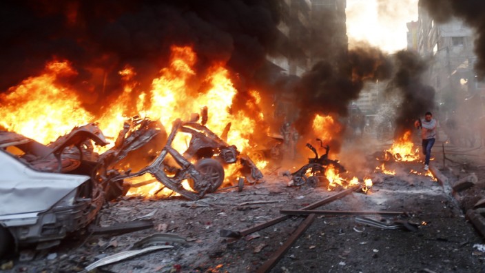 Anschlag im Libanon: Mehrere Autos stehen nach der Explosion in Flammen.