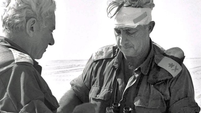 Ariel Scharon während des Jom-Kippur-Kriegs im Oktober 1973 mit dem damaligen Generalstabschef Haim Barlev