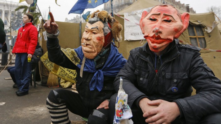 Demonstranten Kiew Ukraine Masken Janukowitsch Putin