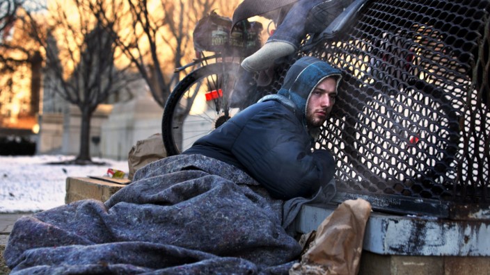 Erfolgreiche Vermisstensuche in den USA: Schutz suchen vor der Kälte: Der 20-jährige Nick Simmons, so wie ihn die Fotografin Jaquelyn Martin in der Innenstadt von Washington, nur ein paar Blocks vom Capitol entfernt, angetroffen hat.