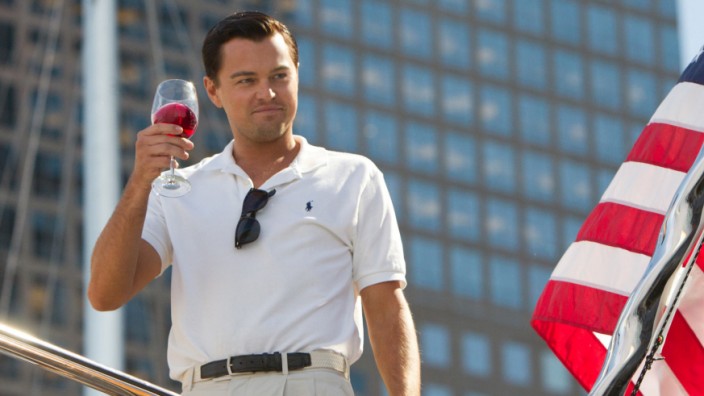 Finanzbranche: Szene aus "Wolf of Wall Street": Leonardo DiCaprio spielt darin zwar keinen Investmenbanker, sondern einen Anlagebetrüger, aber die Stereotype über beide sind die selben.
