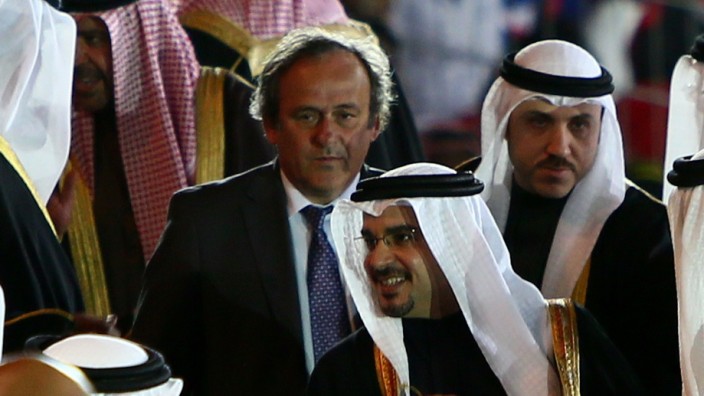 Fußball-WM 2022 in Katar: Gut vernetzt im arabischen Raum: Michel Platini (M.), hier mit dem Kronprinz von Bahrain Scheich Salman Bin Hamad bin Issa al-Khalifa (r.).