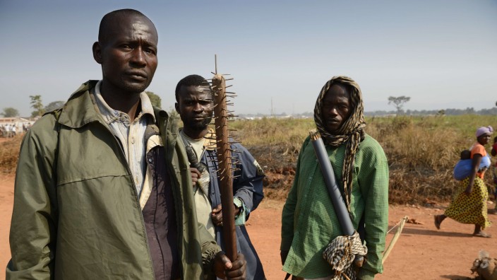 Zentralafrikanische Republik: Zentralafrikanische Republik: Mit Knüppeln und Pfeil und Bogen bewaffnete christliche Milizen nahe des Flughafens in Bangui