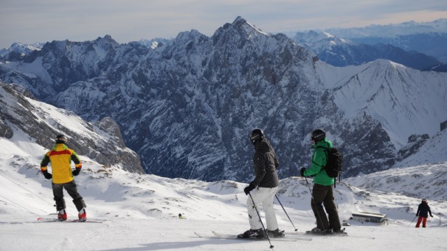 Skifahren in Bayern: In Deutschlands höchstem Skigebiet unterhalb der Zugspitze wedeln Wintersportler noch entspannt die weißen Pisten herab.