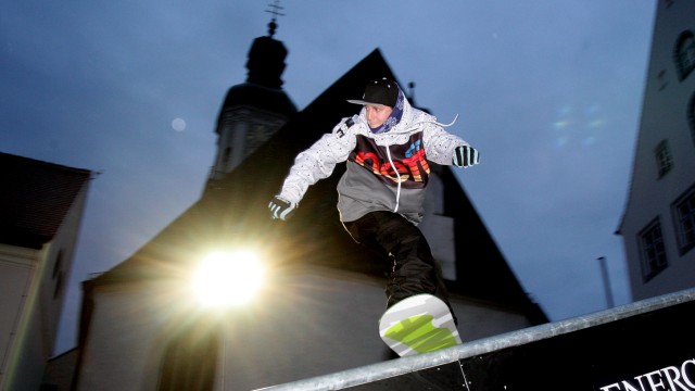 Sportliche Herausforderung: Snowboarder Jowel Fricke bei den Next Level Winter Games auf dem Freisinger Marienplatz.