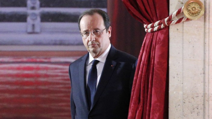 Frankreichs Präsident Hollande: Frankreichs Premier François Hollande auf dem Weg zur Pressekonferenz.