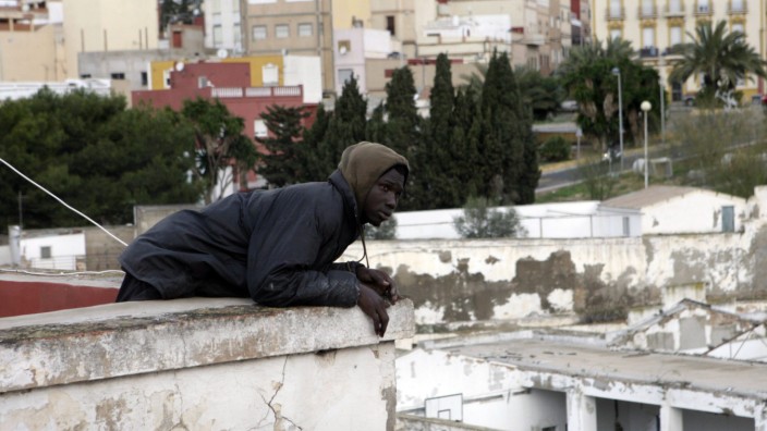 AT LEAST 60 IMMIGRANNTS JUMP THE BORDER FENCE IN MELILLA