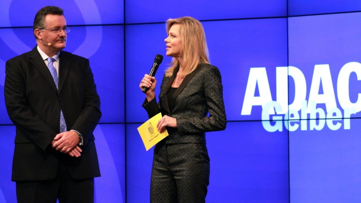 Moderatorin Nina Ruge (r.) und Dr. Karl Obermair, der Vorsitzende der Geschäftsführung des ADAC.