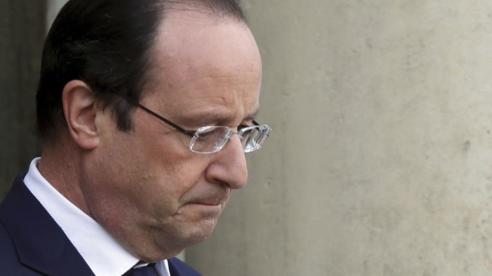 French President Hollande waits for guests at the Elysee Palace in Paris