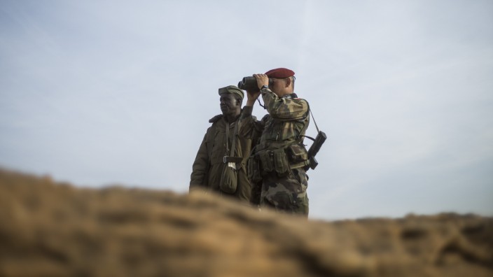 Bundeswehreinsatz: Frankreich erbittet für seine Soldaten in Afrika (hier ein Fremdenlegionär mit einem malinesischen Soldaten) europäische Solidarität.