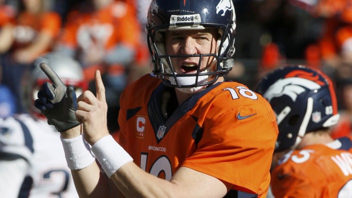 Denver Broncos quarterback Manning calls a play against the New England Patriots during the first quarter  in the NFL's AFC Championship football game in Denver