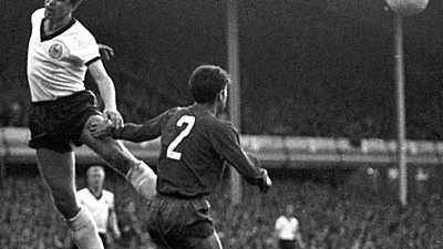 Fußball-Historie: Lothar Emmerich (links) im Vorrundenspiel gegen Spanien 1966.