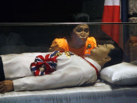 Imelda Marcos am Sarg ihres Mannes;Reuters