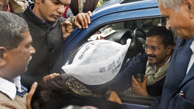Indiens Polit-Aufsteiger Arvind Kejriwal: Arvind Kejriwal in seinem Auto