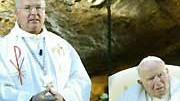 Finanzskandal in Lourdes: Das Archivfoto aus dem Jahr 2004 zeigt Pater Raymond Zambelli mit Papst Johannes Paul II. in Lourdes.