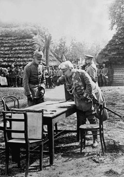 Kaiser Wilhelm II. probiert Erbsensuppe an der Front in Galizien, 1915