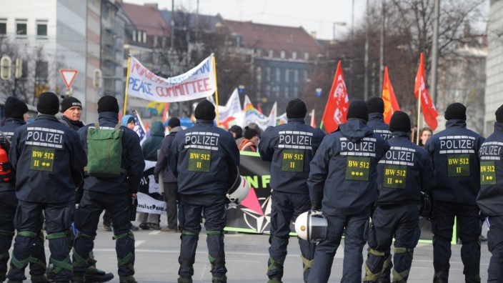 Polizisten bei Demonstration gegen 48. Sicherheitskonferenz in München, 2012