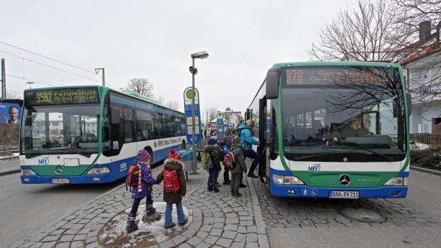 Öffentlicher Personennahverkehr: Für ältere oder behinderte Menschen oder solche, die mit Kinderwagen unterwegs sind, gerät Busfahren in Wolfratshausen zuweilen zum Abenteuer