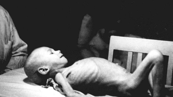 Blockade von Leningrad im Zweiten Weltkrieg: Leningrader Kind mit Hungermerkmalen 1943/44, dem letzten Winter, in dem die Stadt eingeschlossen war.