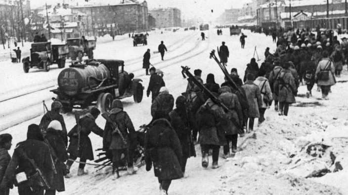 Leningrad während der deutschen Belagerung | Replacement Russian troops heading to the Front through the streets of the encircled city, during the siege of Leningrad, 1940s