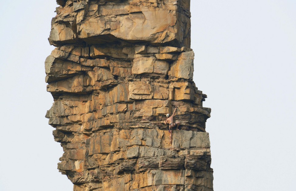 Li Tongxing climbs a mountain in Zhang Jiajie