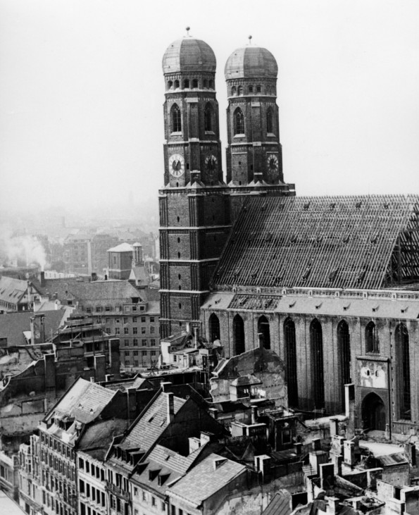 Frauenkirche - Zerstörung und Wiederaufbau 1945-1959, Frauenkirche - Zerstörung und Wiederaufbau 1945-1959  | Frauenkirche - destruction and reconstruction 1945-1959