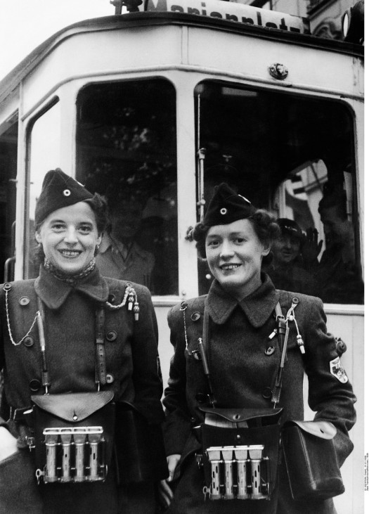 Zwei Trambahnschaffnerinnen, 1939