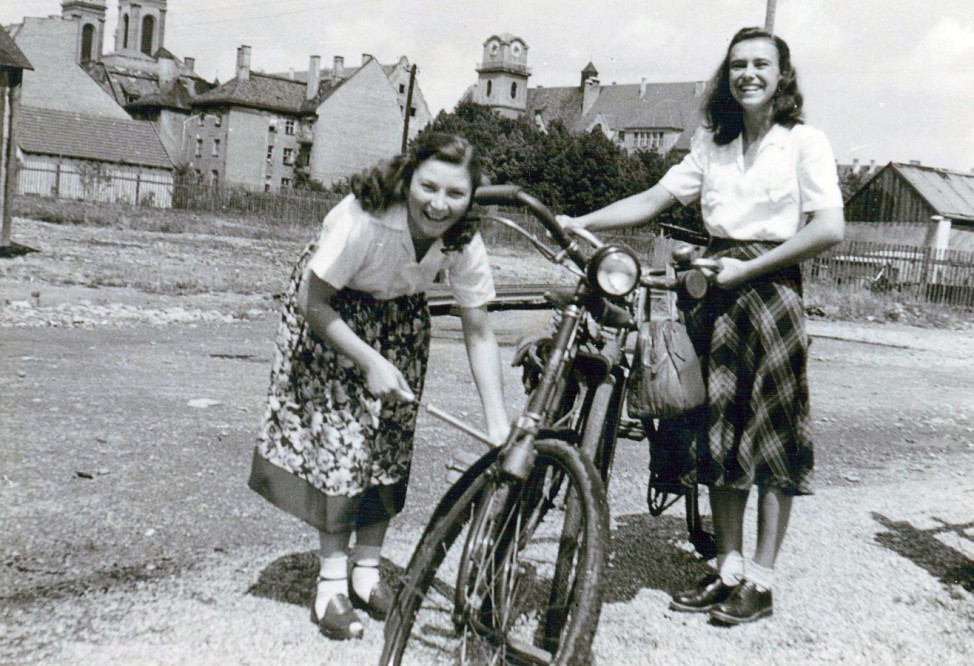 Zwei Frauen mit Fahrrad, 1949