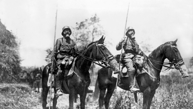 Berittene Patrouille mit Gasmasken im Ersten Weltkrieg