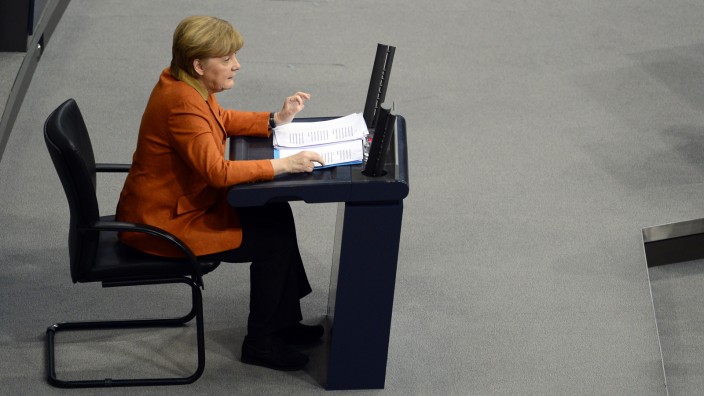 Merkels Regierungserklärung: Regierungserklärung im Sitzen: Kanzlerin Merkel bei ihrem Auftritt im Bundestag in Berlin.