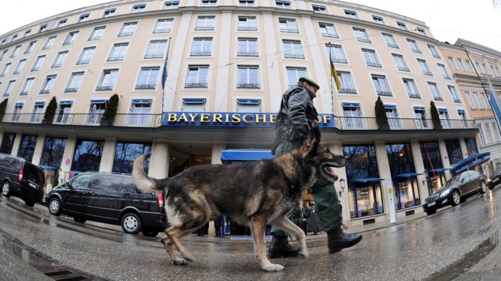 Ein Polizeihund bei der Arbeit bei der Münchner Sicherheitskonferenz.