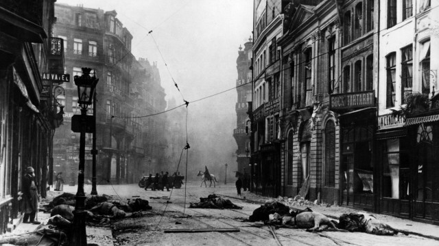 Verwüsteter Straßenzug in Lille, 1914  | Aftermath of a street fight in Lille, 1914